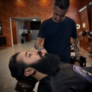 Cabelo e barba na Honorato Barbearia